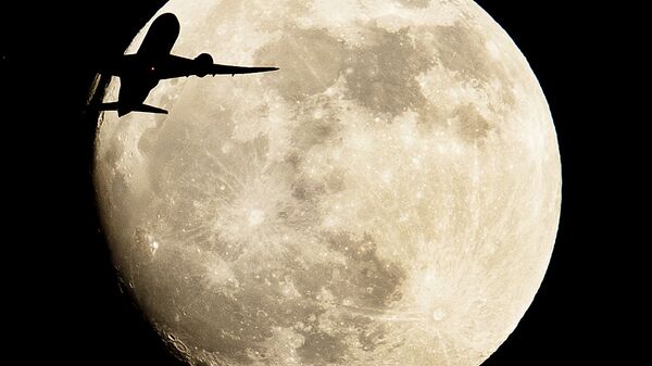 Самолет пролетает на фоне луны в Германии  - Sputnik Молдова