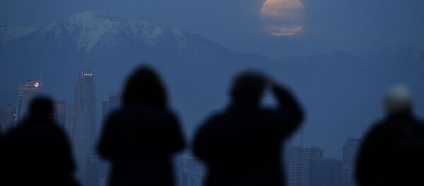 Люди смотрят на небо. Архивное фото - Sputnik Молдова