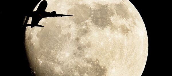Самолет пролетает на фоне луны в Германии  - Sputnik Молдова
