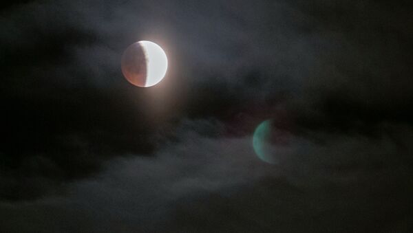 Луна во время затмения над Петрозаводском - Sputnik Moldova-România