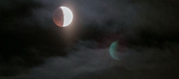 Луна во время затмения над Петрозаводском Луна во время затмения над Петрозаводском - Sputnik Moldova-România
