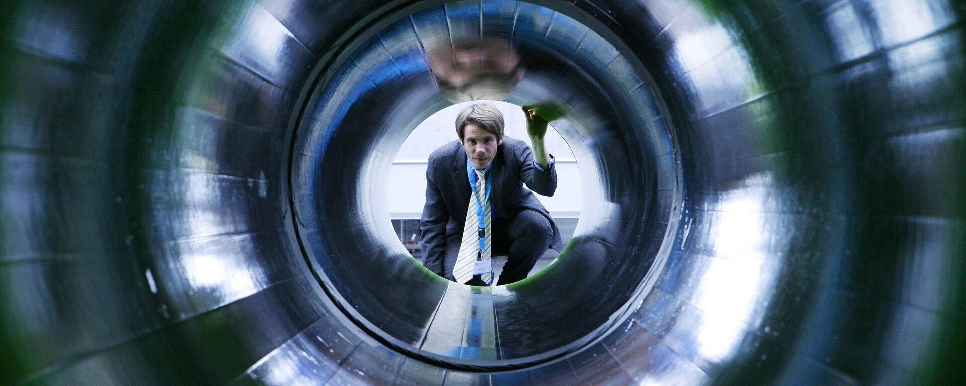 A man looks into a tube representing a natural gas pipeline at the booth of Nord Stream at the Hanover industrial fair in Hanover, Germany (File) - Sputnik Moldova-România, 1920, 29.12.2021