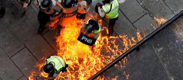 Представители сил безопасности во время митинга против правительства президента Венесуэлы Николаса Мадуро в Каракасе - Sputnik Moldova