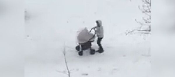 Непогода в Кишиневе: девушка с коляской с трудом идет по дороге - Sputnik Молдова