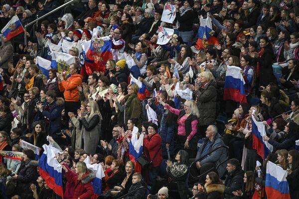 Российские болельщики на трибунах во время выступления в короткой программе парного катания на чемпионате Европы по фигурному катанию в Минске - Sputnik Молдова