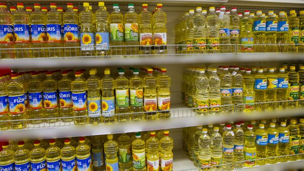 Подсолнечное масло на полках супермаркета в Молдове - Sputnik Молдова