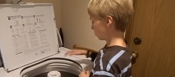 Мальчик барабанит по стиральной машине. Мальчик барабанит по стиральной машине. - Sputnik Молдова