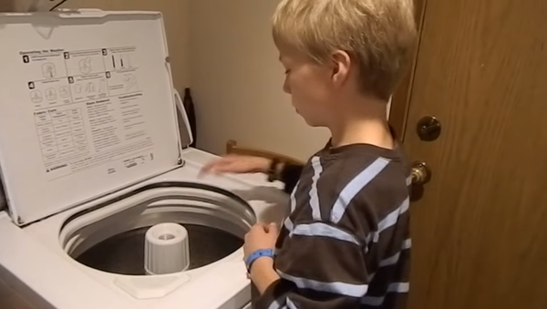 Мальчик барабанит по стиральной машине. - Sputnik Молдова
