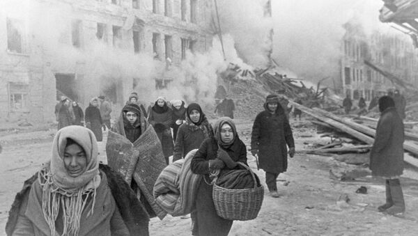 Жители блокадного Ленинграда выходят из бомбоубежища после отбоя тревоги - Sputnik Молдова