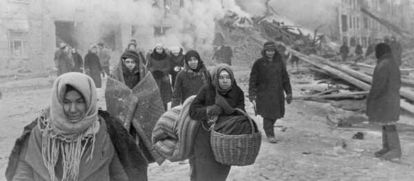 Жители блокадного Ленинграда выходят из бомбоубежища после отбоя тревоги - Sputnik Молдова