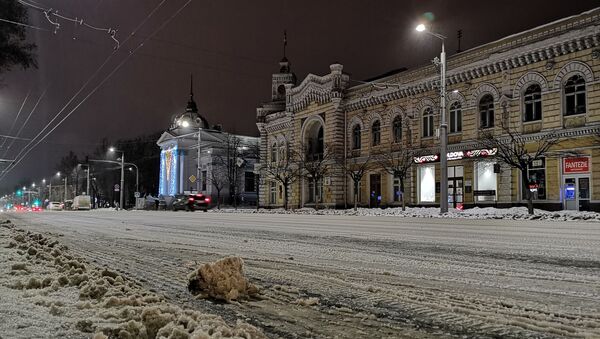 Снег перед зданием примэрии Кишинева. - Sputnik Молдова