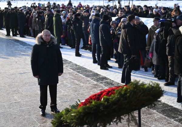 Președintele rus Vladimir Putin a depus flori la Memorialul Blocadei din Petersburg Președintele rus Vladimir Putin a depus flori la Memorialul Blocadei din Petersburg - Sputnik Moldova