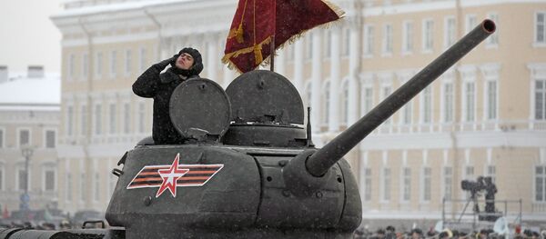 Военнослужащий в танке Т-34-85 на параде в честь 75-летия снятия блокады Ленинграда на Дворцовой площади в Санкт-Петербурге - Sputnik Молдова
