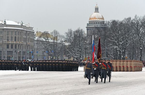 Участники парада в честь 75-летия снятия блокады Ленинграда на Дворцовой площади в Санкт-Петербурге - Sputnik Молдова