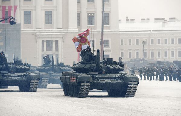 Танки Т-72Б3 на параде в честь 75-летия снятия блокады Ленинграда на Дворцовой площади в Санкт-Петербурге - Sputnik Молдова