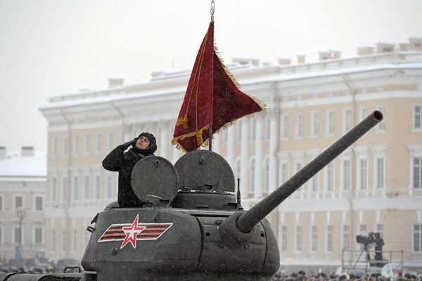 Военнослужащий в танке Т-34-85 на параде в честь 75-летия снятия блокады Ленинграда на Дворцовой площади в Санкт-Петербурге - Sputnik Молдова