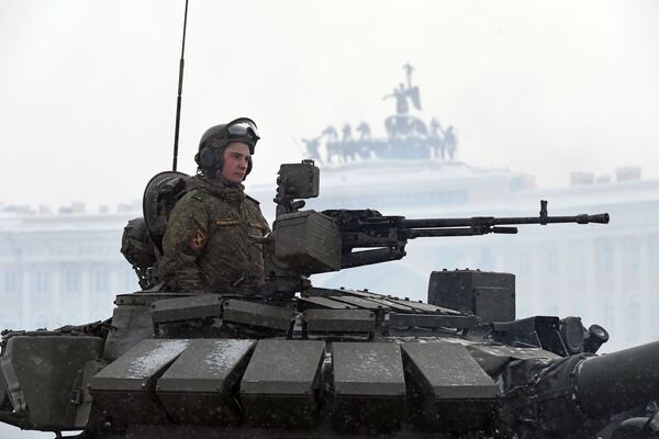 Военнослужащий в танке Т-72Б3 на параде в честь 75-летия снятия блокады Ленинграда на Дворцовой площади в Санкт-Петербурге - Sputnik Молдова