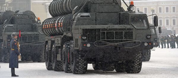 Зенитный ракетный комплекс С-400 Триумф на параде в честь 75-летия снятия блокады Ленинграда на Дворцовой площади в Санкт-Петербурге - Sputnik Moldova-România