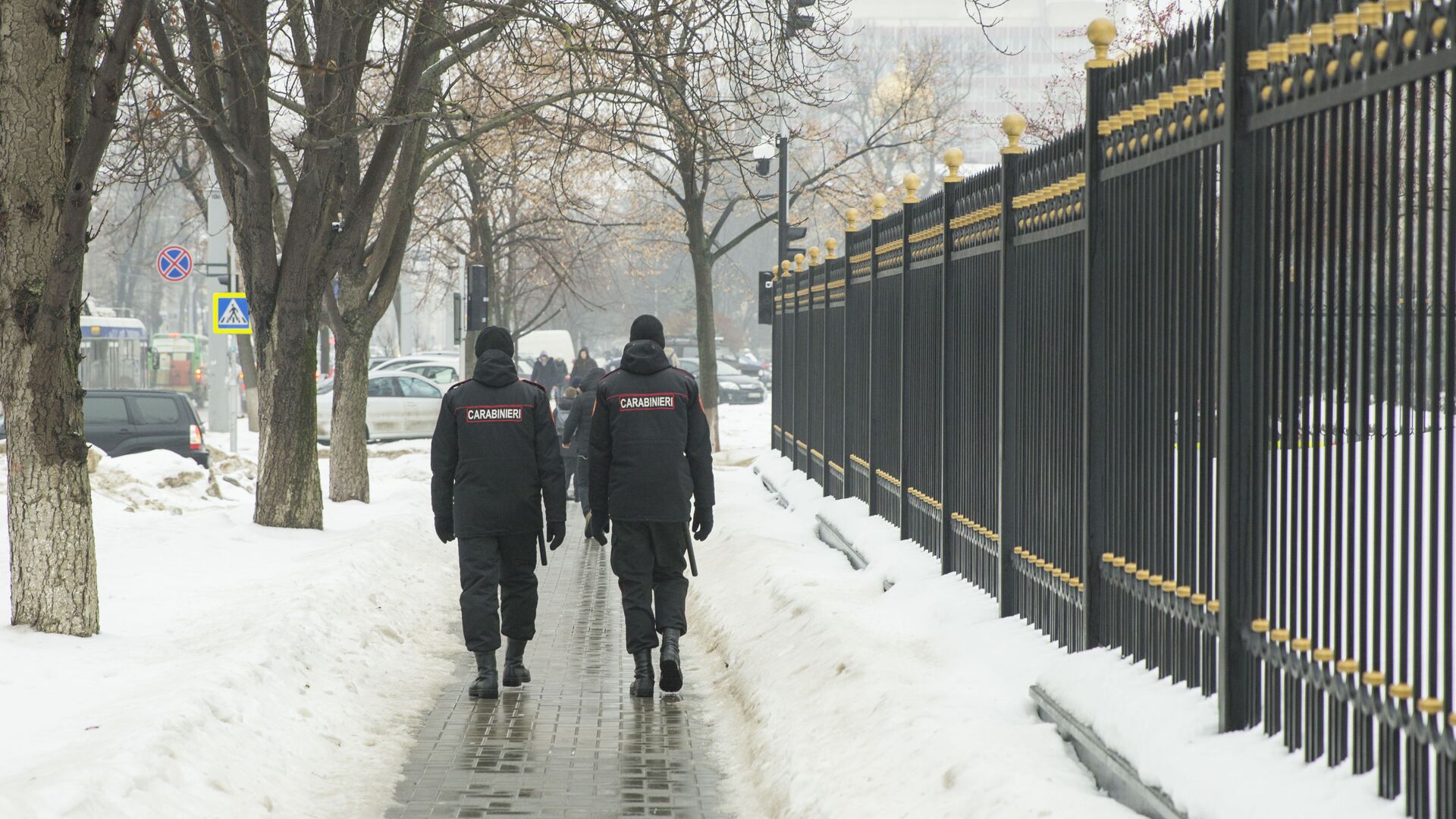 Карабинеры патрулируют улицы Кишинева во время пандемии - Sputnik Молдова, 1920, 20.01.2022