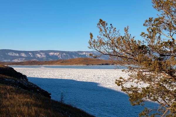 Вид на остров Огой с острова Ольхон - Sputnik Молдова
