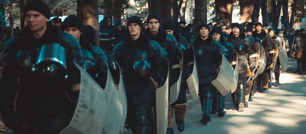 Полицейские наряды не снимали с их мест у парламента до самого вечера. - Sputnik Moldova