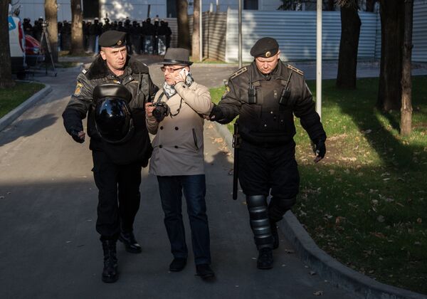 Журналистов без специальной аккредитации на территорию парламента также не пускали. - Sputnik Молдова