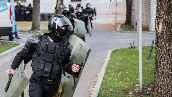 В четверг полиция постоянно была наготове дать отпор протестующим, если бы те попытались войти в здание парламента. - Sputnik Молдова