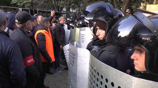 Тем более, что протестующие ходили вокруг оцепления и пытались высмотреть, что происходит за кордоном. - Sputnik Молдова