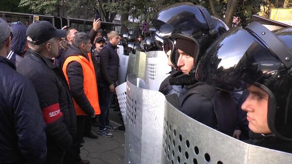 Тем более, что протестующие ходили вокруг оцепления и пытались высмотреть, что происходит за кордоном. - Sputnik Молдова