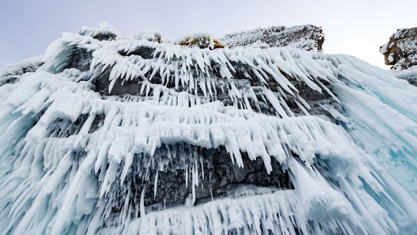 Наплески и лед на острове Огой на озере Байкал - Sputnik Молдова