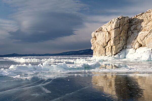 Insula Șarga-Dagan în strâmtoarea Marea Mică pe lacul Baikal - Sputnik Moldova-România