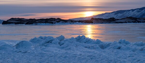 Закат в проливе Малое море на Озере Байкал Закат в проливе Малое море на Озере Байкал - Sputnik Молдова