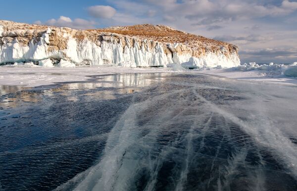 Valuri lângă insula Oltrek în strâmtoarea Marea Mică pe lacul Baikal - Sputnik Moldova-România
