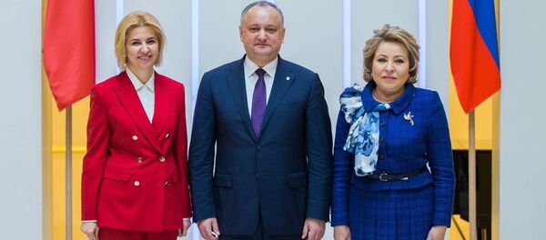 Спикер Совфеда Валентина Матвиенко (справа), президент Молдовы Игорь Додон (в центре) и башкан АТО Гагаузия Ирина Влах (слева) - Sputnik Молдова