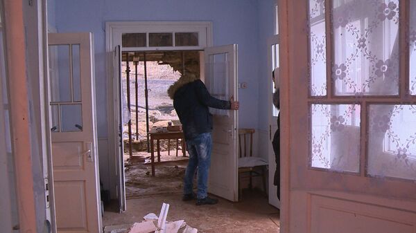 Жильцы дома, в который врезалась фура, не знают, что делать дальше - фото Жильцы дома, в который врезалась фура, не знают, что делать дальше - фото - Sputnik Молдова