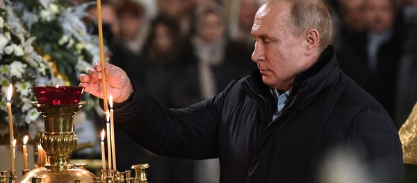 Президент РФ Владимир Путин во время Рождественского богослужения в Спасо-Преображенском соборе всей гвардии в Санкт-Петербурге - Sputnik Moldova