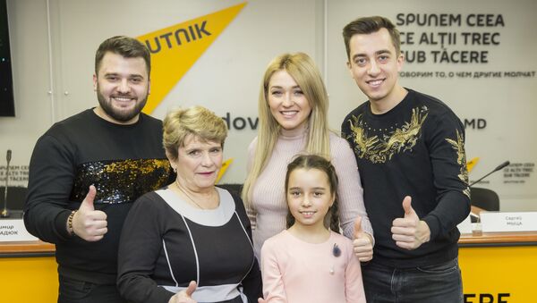 Trupa  „DoReDoS și Anastasia Lisovaia cu bunica la centrul de presă Sputnik Moldova - Sputnik Moldova