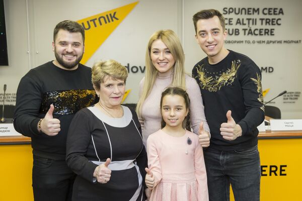 Trupa  „DoReDoS și Anastasia Lisovaia cu bunica la centrul de presă Sputnik Moldova, 31 ianuarie 2019 - Sputnik Moldova