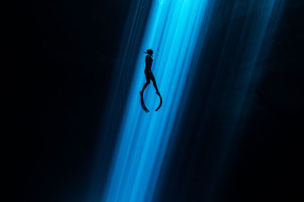 Фридайвер, поднимающийся со дна сенота на снимке Light Beam, удостоившимся почетной награды в номинации Underwater Art конкурса 7th Annual Ocean Art Underwater Photo Contest - Sputnik Молдова