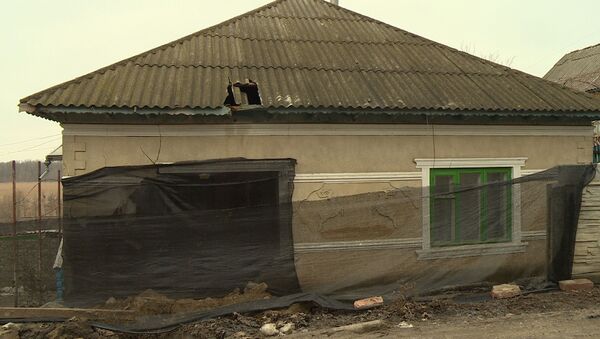 Дом, в который въехала фура: хозяева жилища не сдерживают слез - Sputnik Молдова