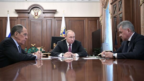 Президент РФ В. Путин встретился с главами МИД и Минобороны РФ С. Лавровым и C. Шойгу - Sputnik Moldova-România
