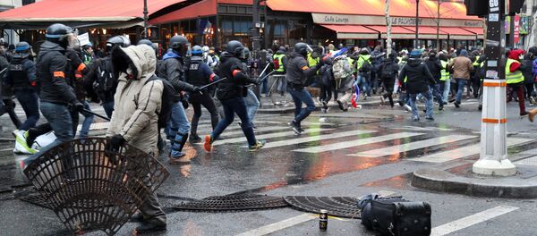 Протест желтых жилетов в Париже - Sputnik Moldova