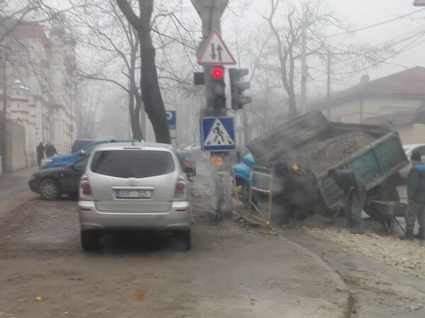 Un camion s-a prăbușit într-o groapă pe strada Tighina din Chișinău-Foto - Sputnik Moldova