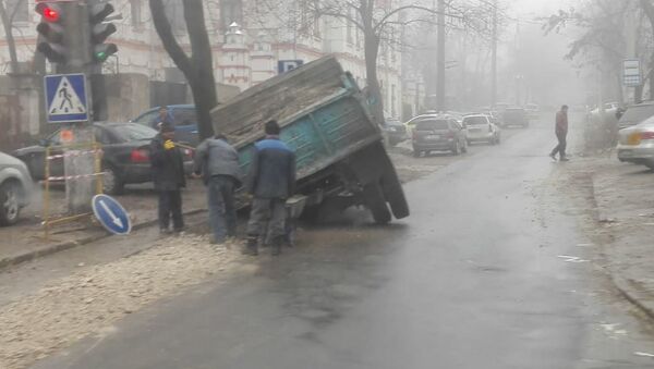 Camion prăbușit într-o groapă pe strada Tighina - Sputnik Moldova