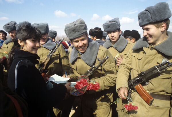 Торжественная встреча советских воинов-интернационалистов, возвращающихся из Афганистана домой. 5 февраля 1989 года - Sputnik Молдова