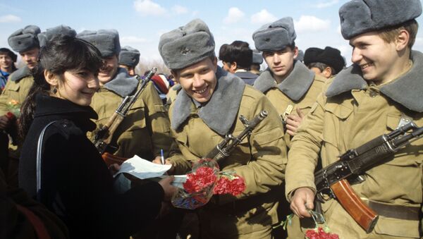 Торжественная встреча советских воинов-интернационалистов, возвращающихся из Афганистана домой. 5 февраля 1989 года - Sputnik Молдова