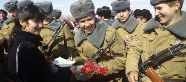 Торжественная встреча советских воинов-интернационалистов, возвращающихся из Афганистана домой. 5 февраля 1989 года - Sputnik Молдова