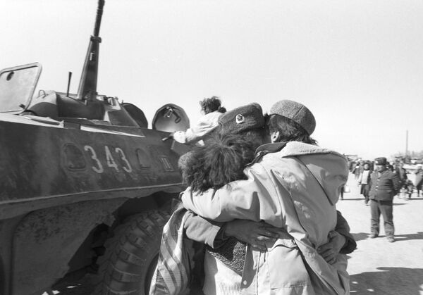 Вывод ограниченного контингента советских войск из Афганистана. Радость встречи с родными. 29 марта 1989 года - Sputnik Молдова