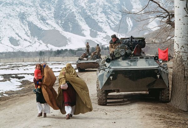 Поэтапный вывод ограниченного контингента советских войск из Афганистана. Первая колонна советских войск отправляется на Родину. Перевал Саланг. 14 мая 1988 года - Sputnik Молдова