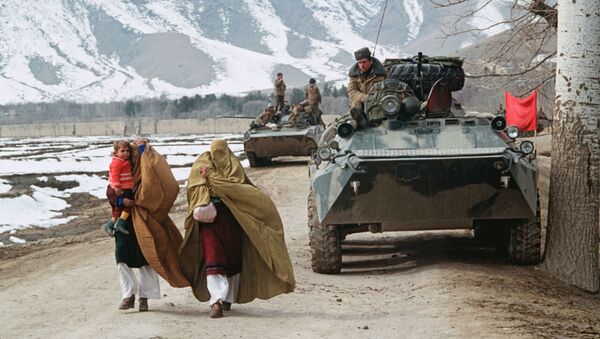 Поэтапный вывод ограниченного контингента советских войск из Афганистана. Первая колонна советских войск отправляется на Родину. Перевал Саланг. 14 мая 1988 года - Sputnik Молдова